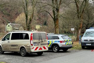 V Metuji plavalo nahé tělo zavražděné ženy. Měla desítky bodnořezných ran - Novinky